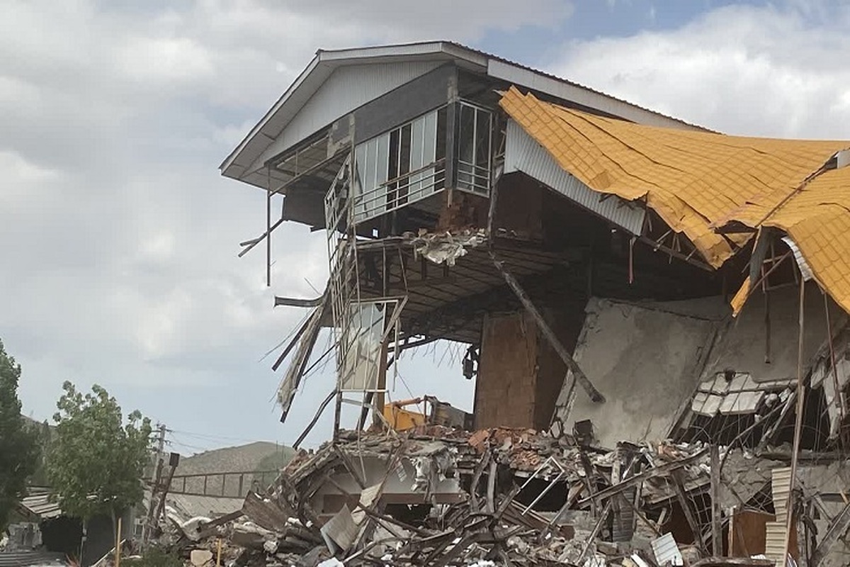 یک رستوران غیرمجاز در منطقه نمرود شهرستان فیروزکوه با دستور قضایی تخریب شد