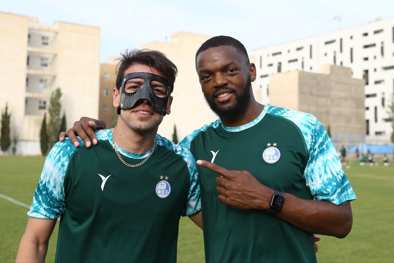 حضور پیشکسوتان در تمرین استقلال در روز بازگشت ستاره فرانسوی + عکس