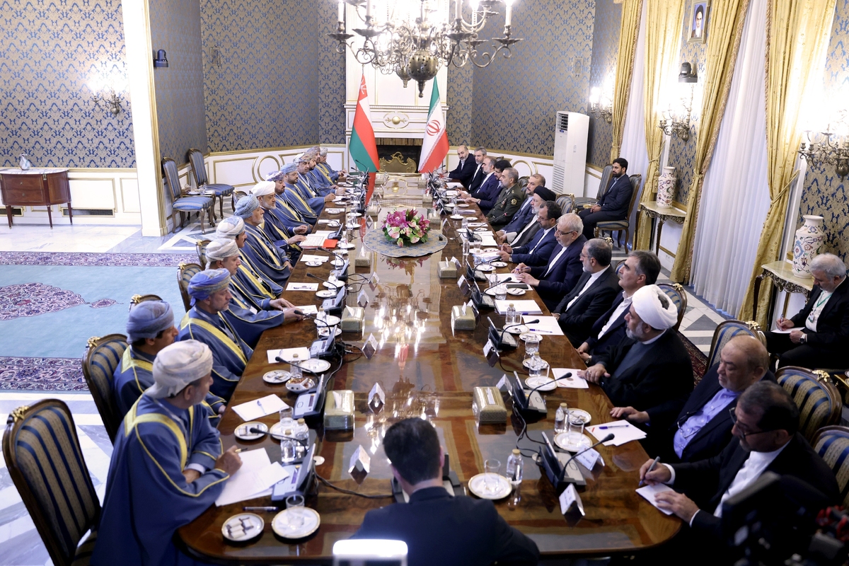 آیت الله رئیسی: روابط دو کشور ایران و عمان از مرحله تجاری به مرحله سرمایه‌گذاری ارتقا پیدا کرده است