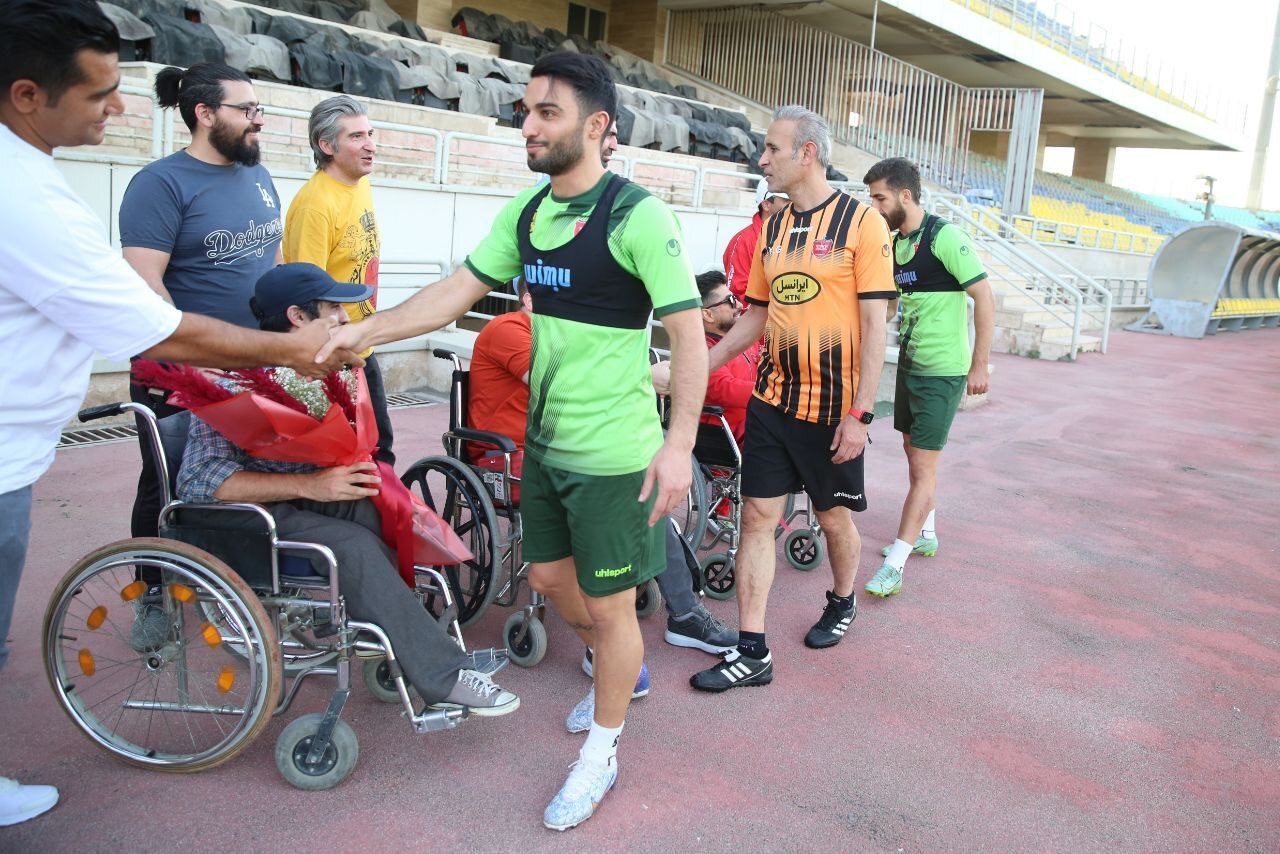 تمرین ۸۰ دقیقهای پرسپولیس با حضور میهمانان ویژه در تمرین سرخپوشان + تصاویر تمرین ۸۰ دقیقهای پرسپولیس با حضور میهمانان ویژه در تمرین سرخپوشان + تصاویر