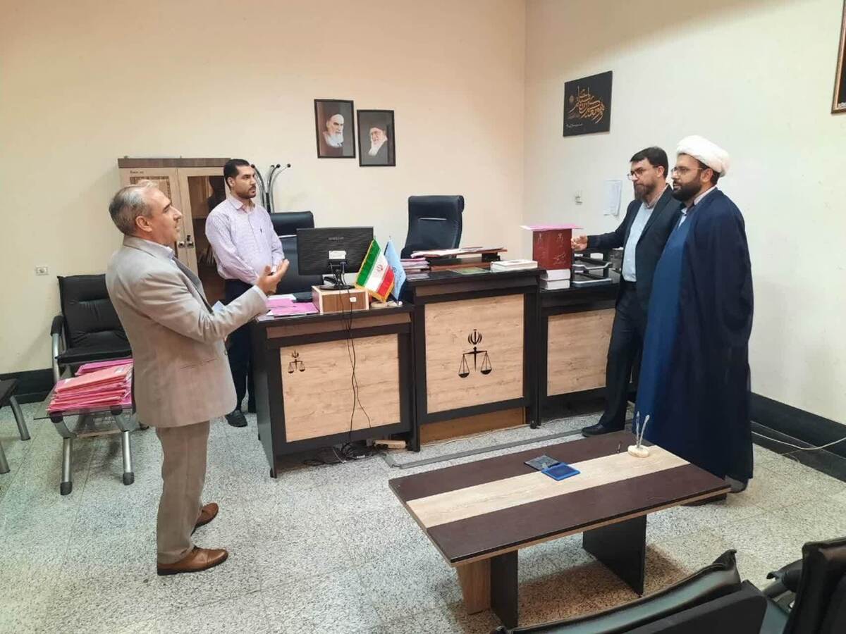 دادستان عمومی و انقلاب مرکز استان قزوین با مراجعان به دادسرای شهرستان البرز  ملاقات و گفت‌وگو کرد