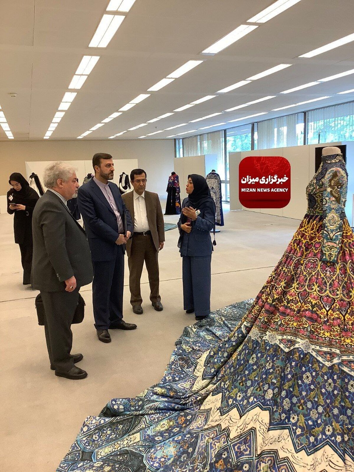 دبیر ستاد حقوق بشر از نمایشگاه تمدن و لباس زنان ایرانی در ژنو بازدید کرد