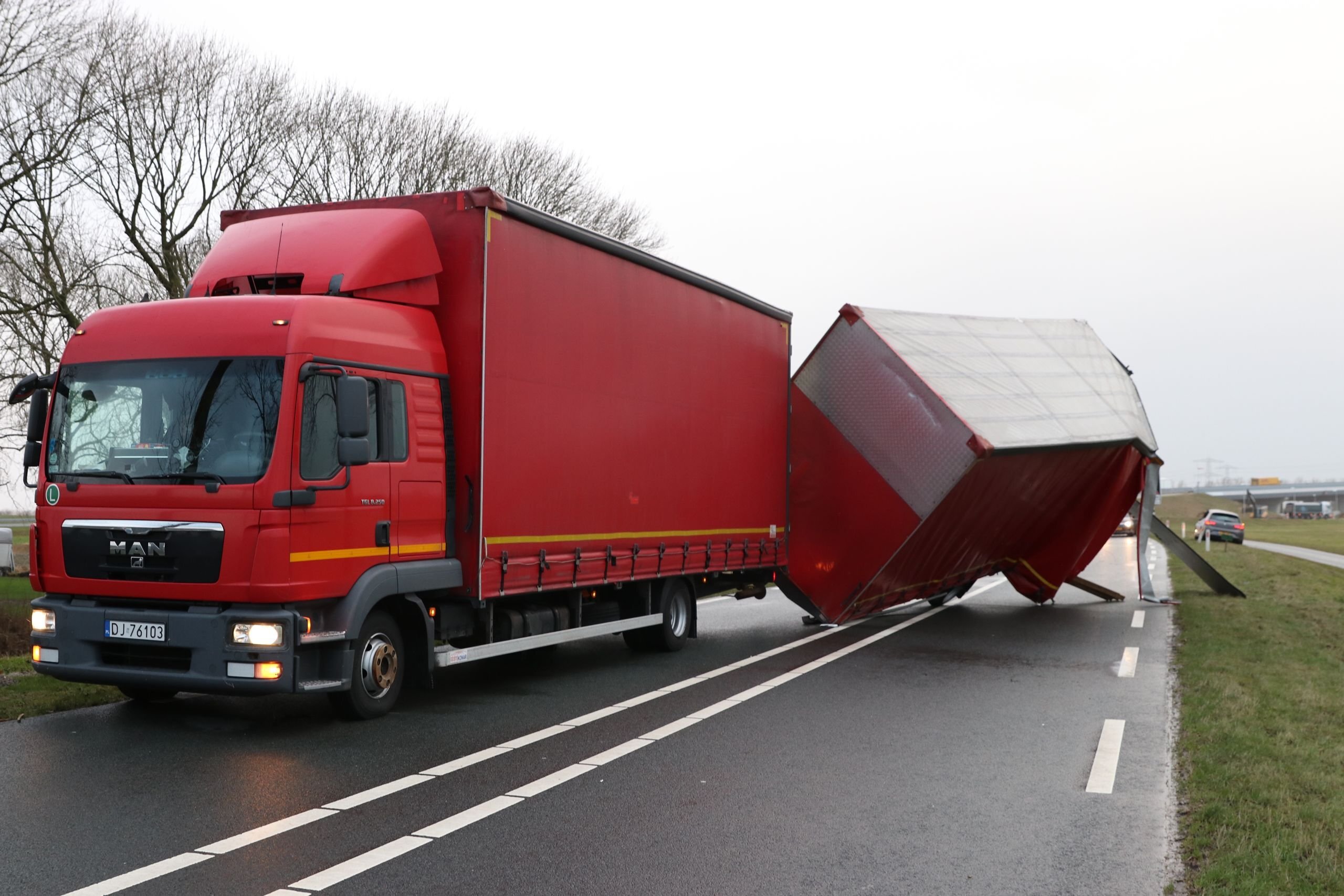 لغو بیش از ۳۰۰ پرواز در فرودگاه آمستردام به دلیل طوفان