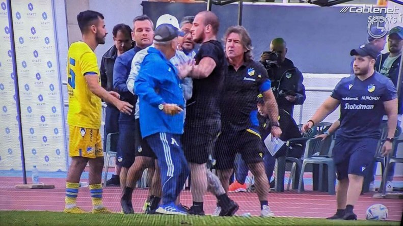 ساپینتو ترک عادت نمیکند/ درگیری و اخراج سرمربی پیشین استقلال در دیداری دوستانه + عکس ساپینتو ترک عادت نمیکند/ درگیری و اخراج سرمربی پیشین استقلال در دیداری دوستانه + عکس