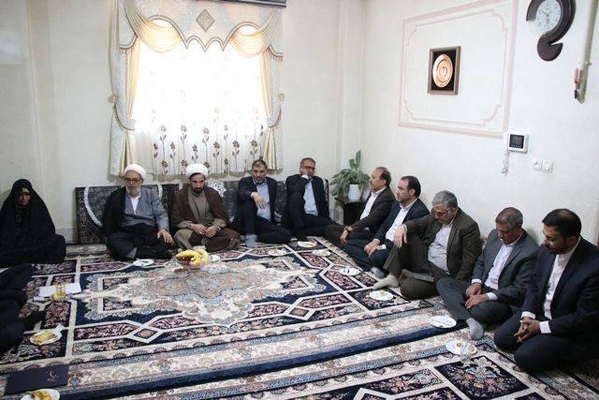 تقدیر رئیس کل دادگستری استان زنجان از دو تن از خانواده معزز شهدای منتسب به دادگستری زنجان 