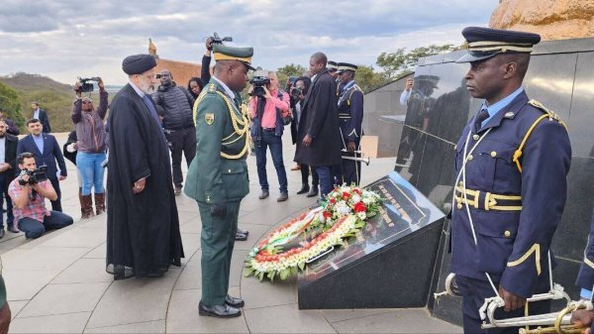 ادای احترام رئیس جمهور به یادبود قهرمانان استقلال زیمبابوه
 