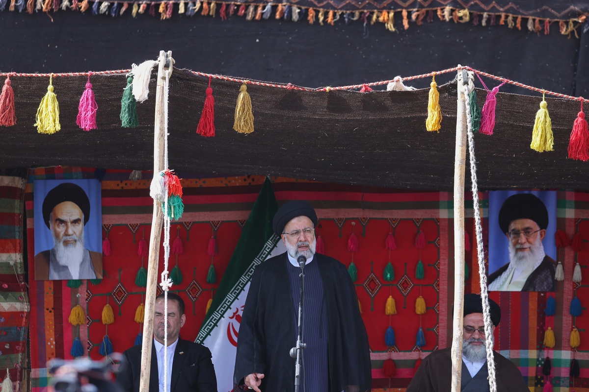 رئیس جمهور: اولویت ما تقویت تولید داخل کشور است/ با پنل‌های خورشیدی برق عشایر را تامین خواهیم کرد