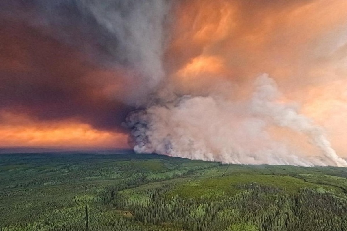 موج گسترده آتش‌سوزی در کانادا/ ۲ آتش‌نشان جان باختند