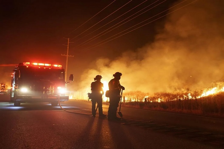 کشته شدن ۲ آتش‌نشان در آتش‌سوزی‌های کانادا/ هجوم دود آتش‌سوزی‌ها به شمال آمریکا
