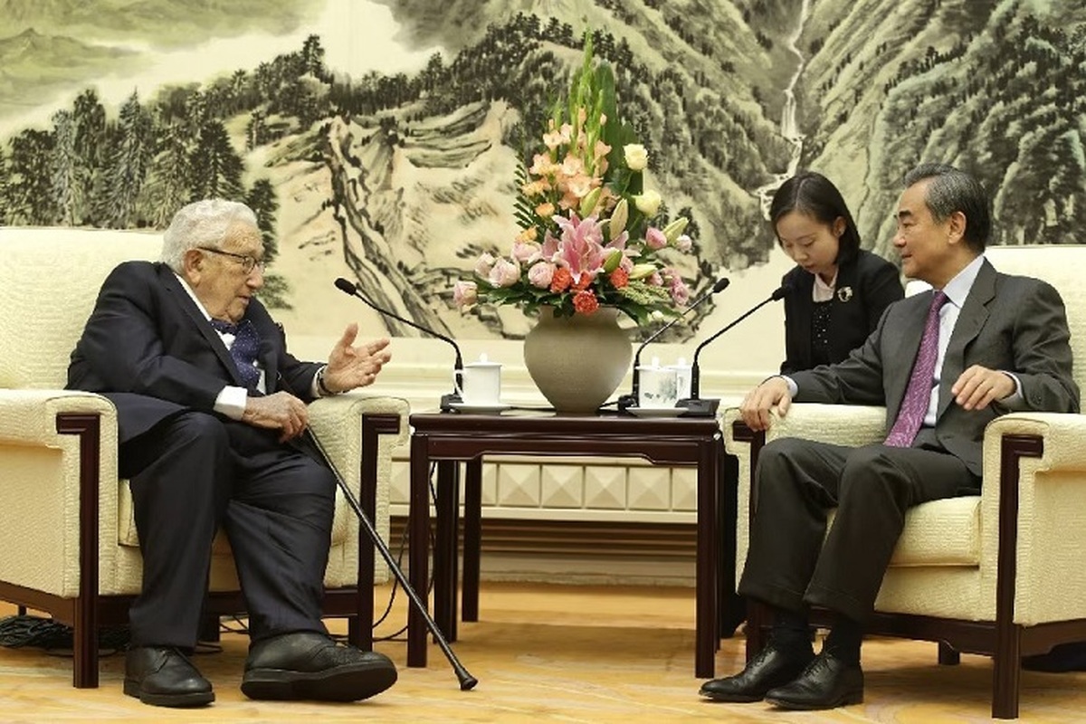 سفر کیسینجر به پکن/ وانگ یی: تلاش برای محاصره و مهار چین امری غیرممکن است