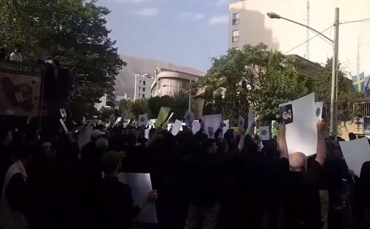 تجمع مردم تهران مقابل سفارت سوئد در محکومیت هتک حرمت قرآن کریم