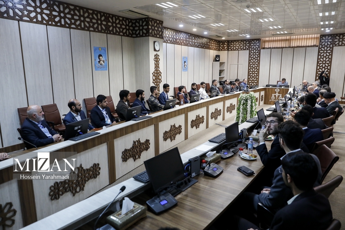 ۳۵ نفر از دانشجویان‌ دانشگاه علوم قضایی همزمان با هفته قوه قضاییه از شعب دیوان عدالت اداری بازدید کردند 