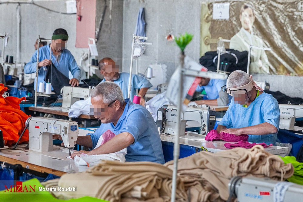گزارش عملکرد زندان کردستان/۲۷۲ اشتغال نشسته، ۴۰۳ اشتغال کارگاهی و ۵۵۳ اشتغال اعزام بکار برای مددجویان استان کردستان ایجاد شد/ ۳۵ مددجو در کارگاه معرق کاری زندان مرکزی سنندج مشغول به کارند