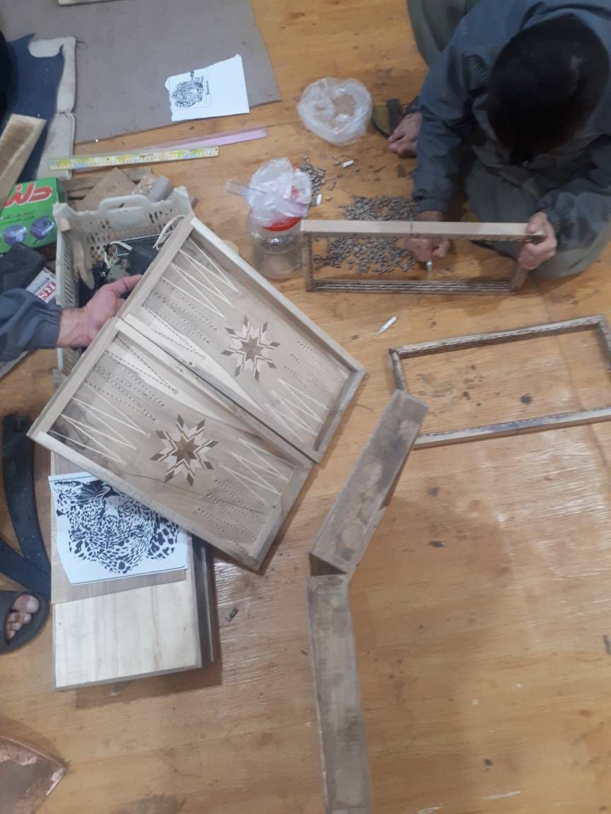 گزارش عملکرد زندان کردستان/۲۷۲ اشتغال نشسته، ۴۰۳ اشتغال کارگاهی و ۵۵۳ اشتغال اعزام بکار برای مددجویان استان کردستان ایجاد شد/ ۳۵ مددجو در کارگاه معرق کاری زندان مرکزی سنندج مشغول به کارند