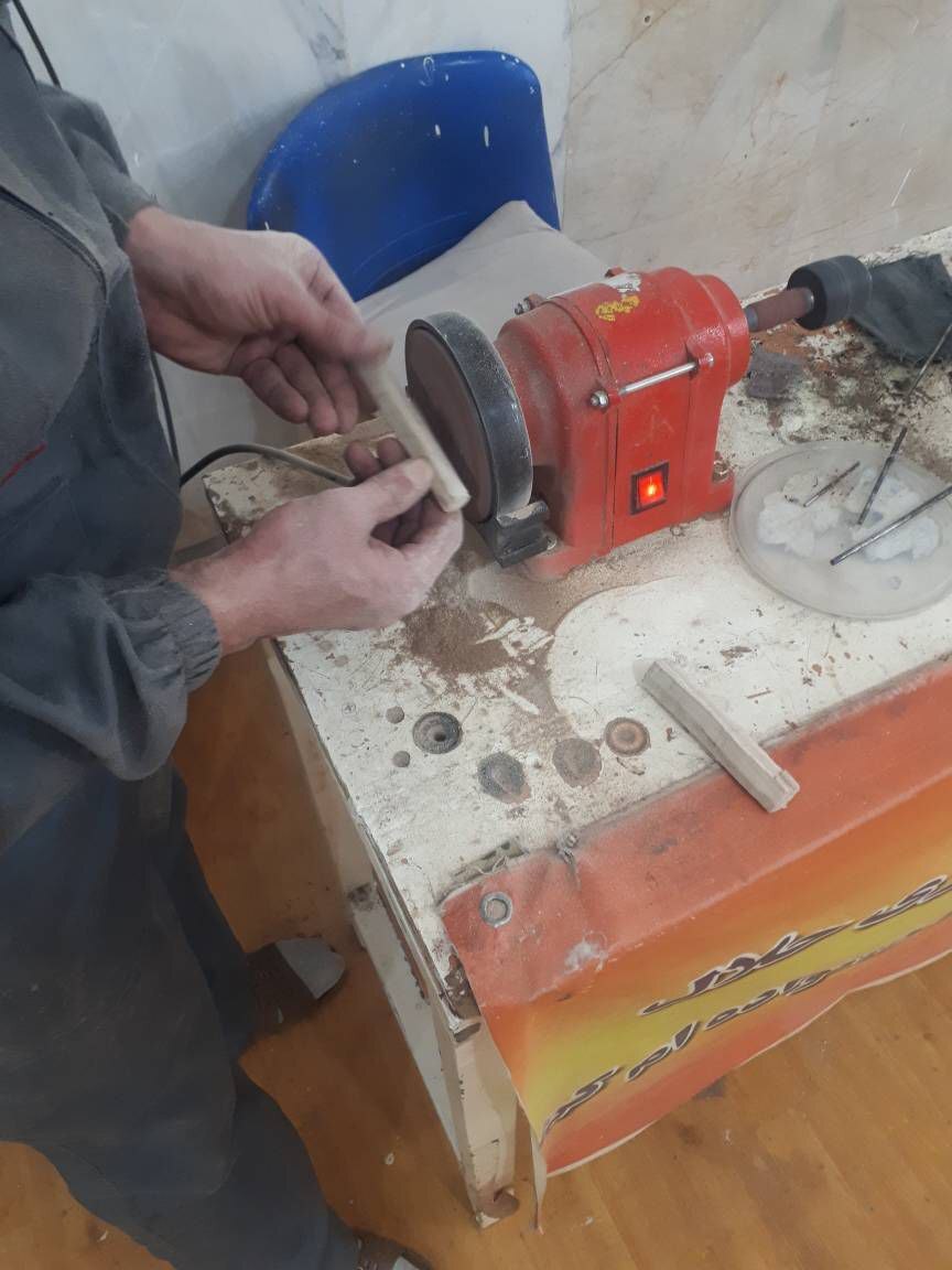 گزارش عملکرد زندان کردستان/۲۷۲ اشتغال نشسته، ۴۰۳ اشتغال کارگاهی و ۵۵۳ اشتغال اعزام بکار برای مددجویان استان کردستان ایجاد شد/ ۳۵ مددجو در کارگاه معرق کاری زندان مرکزی سنندج مشغول به کارند