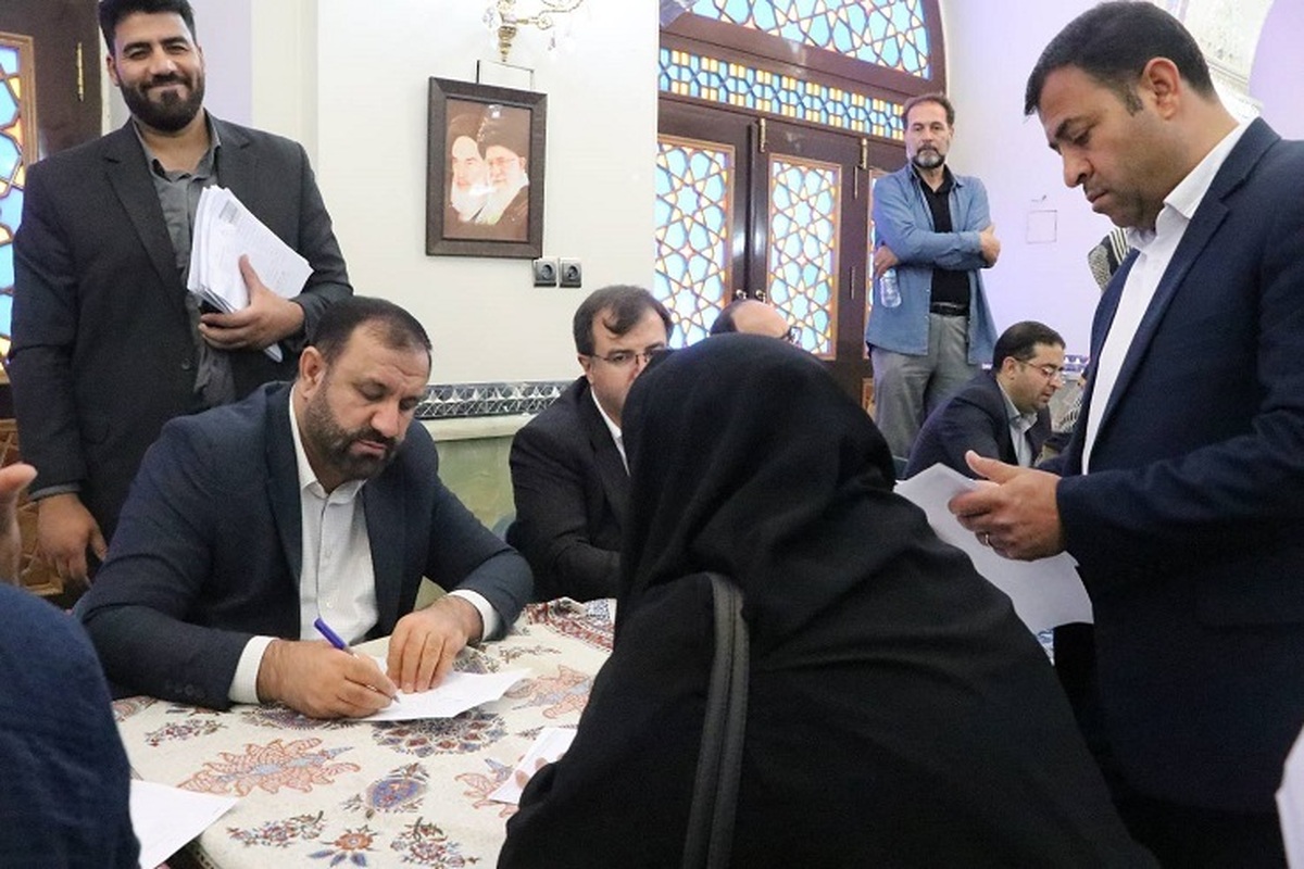 بررسی مشکلات مردم توسط دادستان تهران در دیدار با نمازگزاران مسجد امام خمینی (ره) بازار تهران