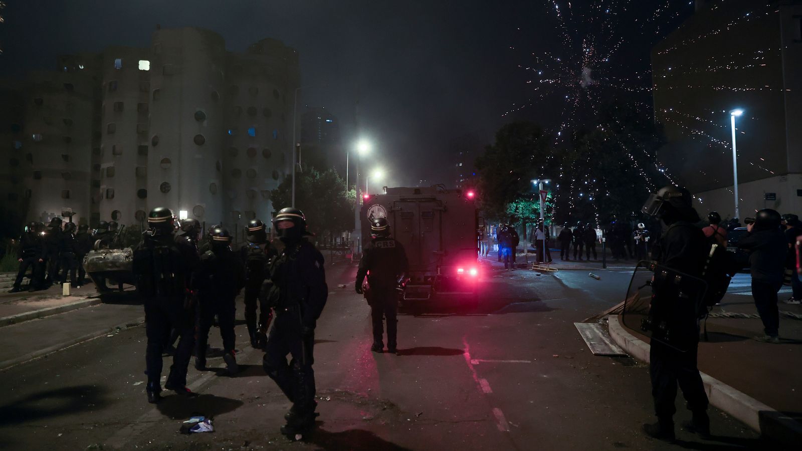 سومین شب اعتراض و آشوب سراسری در فرانسه/بیش از ۴۲۰ نفر بازداشت شدند/اعلام مقررات منع آمد و شد شبانه و ممنوعیت تجمعات/سرایت ناآرامی‌ها به بلژیک/نگرانی درباره تشدید خشونت‌ها در شب‌های آینده