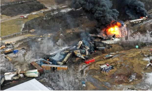 تبعات دامنه‌دار نشت مواد شیمیایی خطرناک در اوهایو پس از خروج قطار از ریل