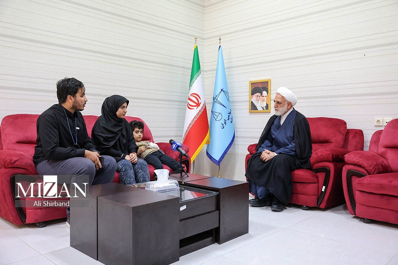 بازدید حجت‌الاسلام والمسلمین محسنی اژه‌ای از کارخانه روغن نباتی شیراز و کارخانه صنایع مخابراتی راه دور ایران (ITI) /با حضور و وساطت رئیس قوه‌قضاییه، دو پرونده نزاع بین‌طایفه‌ای ۴۰ ساله ۱۰۰ خانواده به صلح و سازش منتهی شد/ واگذاری ۵ هزار فقره سند رسمی املاک شهرستان بختگان با حضور رئیس دستگاه قضا