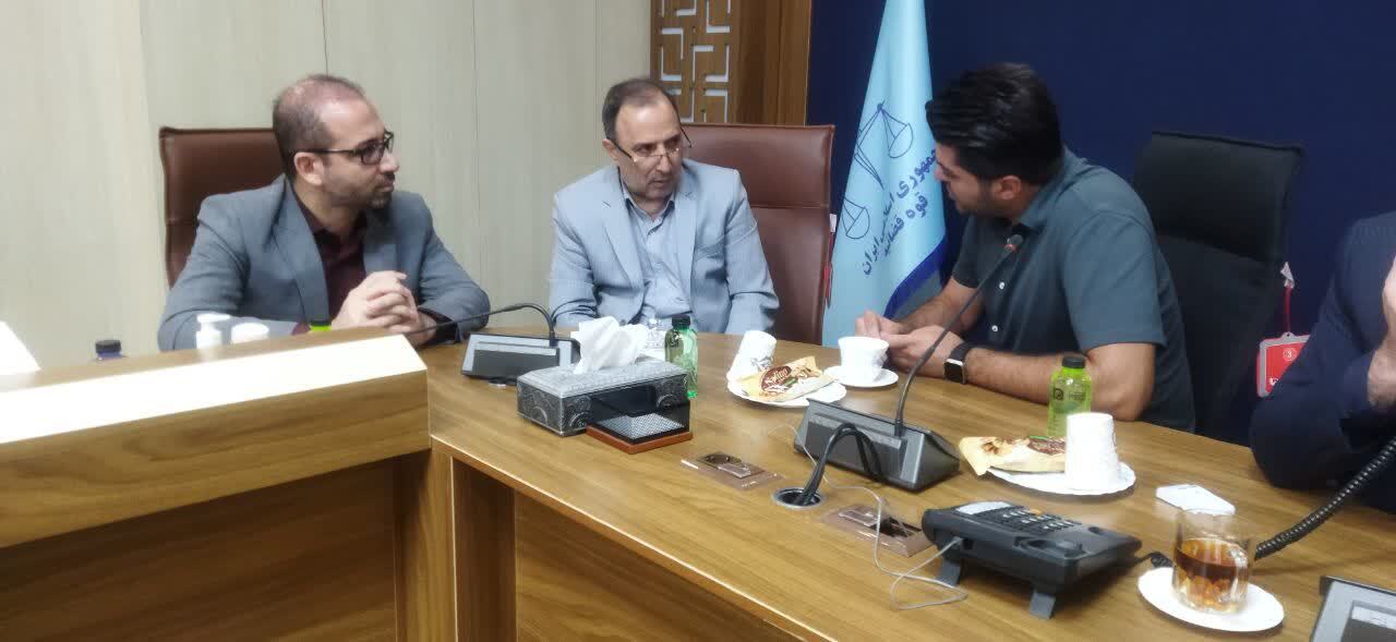 معاون دادستان انتظامی قضات قوه قضاییه و دادستان استان قزوین در ملاقات مردمی به مشکلات ۶۰ نفر رسیدگی کردند