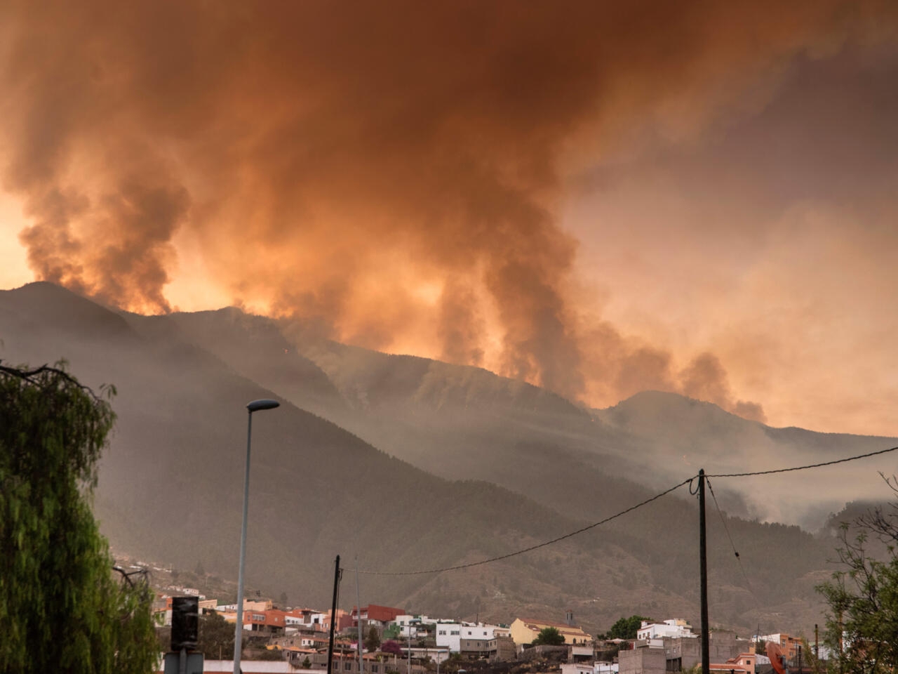 تخلیه هزاران نفر در پی آتشسوزی گسترده در تنریف اسپانیا تخلیه هزاران نفر در پی آتشسوزی گسترده در تنریف اسپانیا