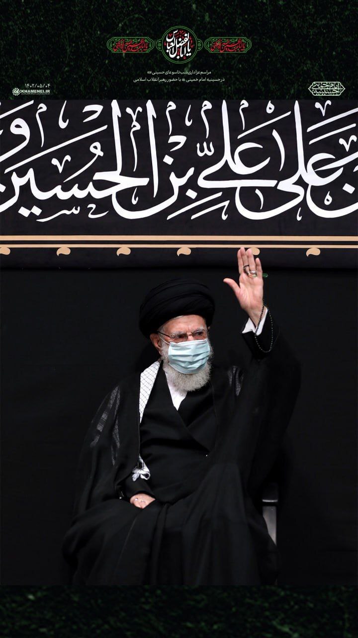 مراسم عزاداری شب تاسوعای حسینی(ع) با حضور رهبر انقلاب در حسینیه امام خمینی(ره)