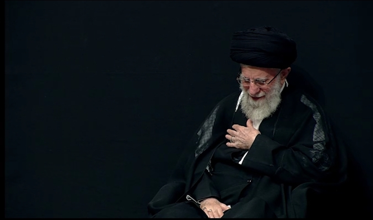لحظاتی از سینه‌زنی مردم و رهبر انقلاب در مراسم عزاداری شب عاشورا در حسینیه امام خمینی