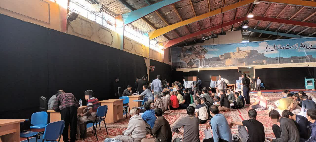 دادستان مرکز استان و معاونان دادسرای کرمان به مشکلات ٢٠٠ نفر از زندانیان رسیدگی کردند