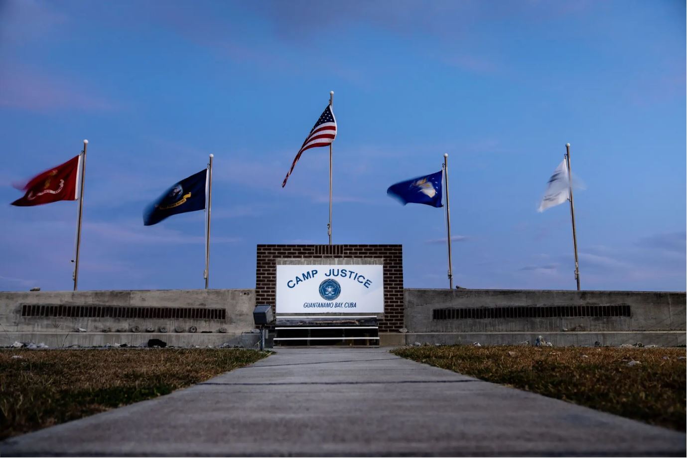 برنامه بازداشتهای خودسرانه آمریکا در جهان؛ از «زندانهای شناور» تا سایتهای مخفی سیا برنامه بازداشتهای خودسرانه آمریکا در جهان؛ از «زندانهای شناور» تا سایتهای مخفی سیا