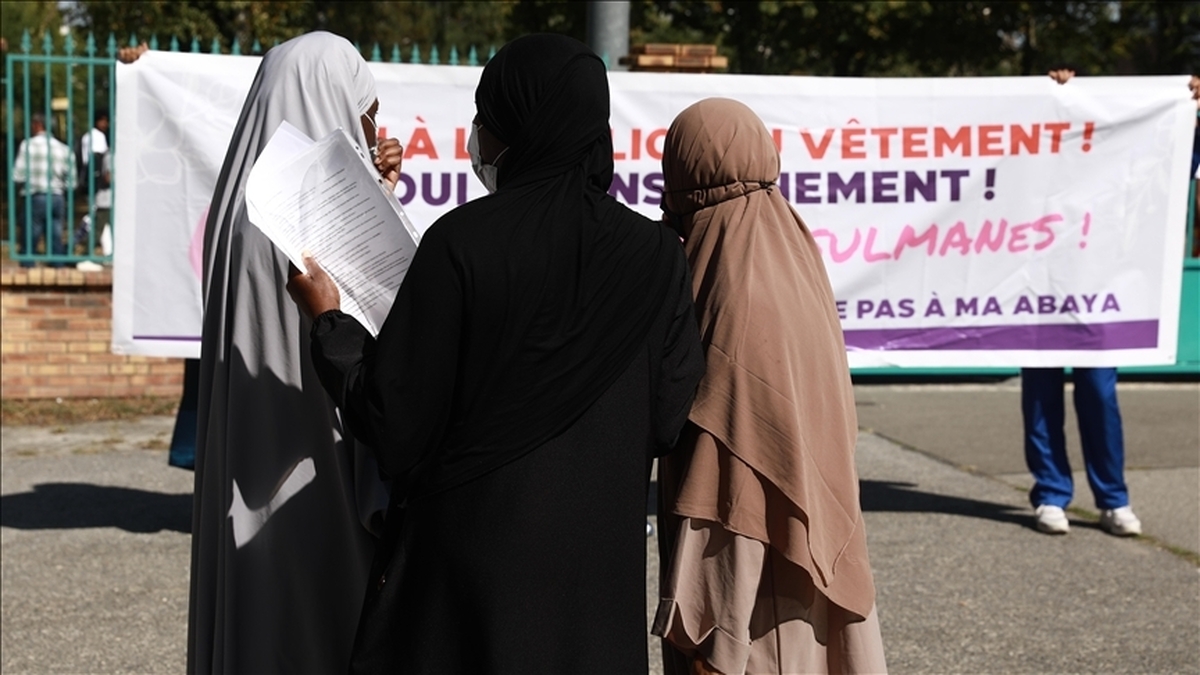 ممنوعیت پوشش عبا در مدارس فرانسه و روایت‌های دردناک مسلمانان