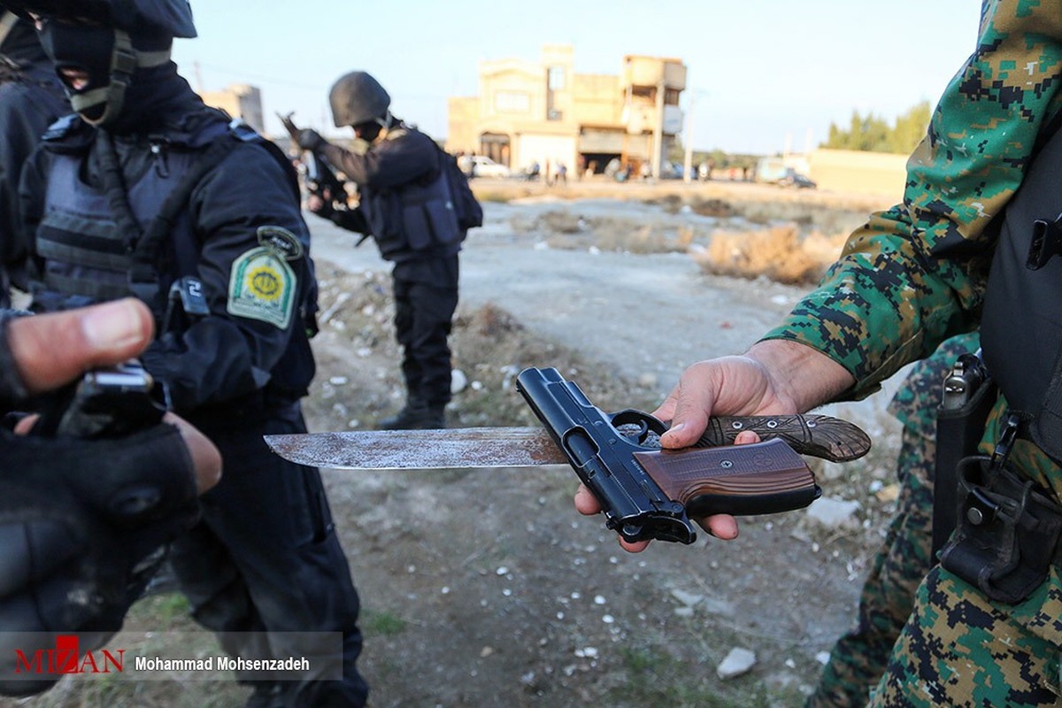 مهاجم قمه به دست با شلیک پلیس کشته شد/ دو پلیس مجروح شدند