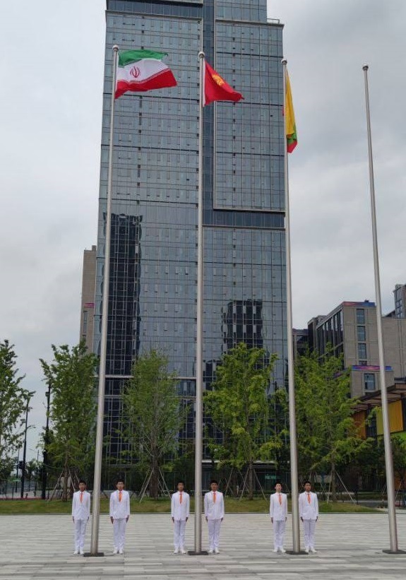 مراسم اهتزار پرچم جمهوری اسلامی ایران در دهکده بازی‌ها+عکس