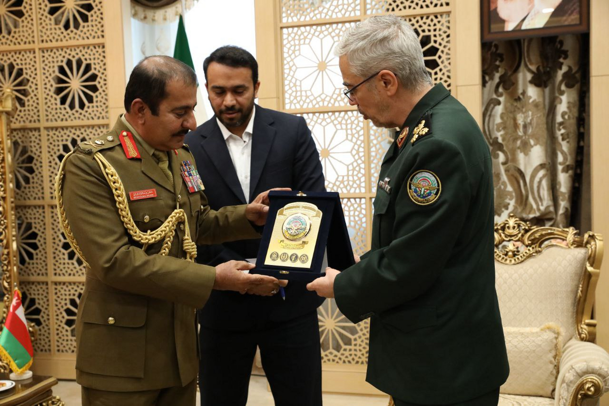 فرمانده نیروی زمینی ارتش عمان با سرلشکر باقری دیدار کرد