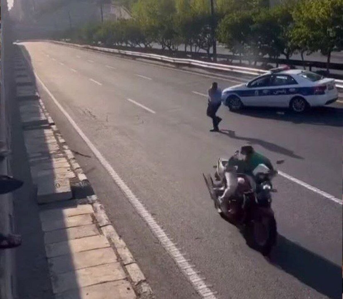 واکنش پلیس به رفتار مامور راهور با یک راکب موتور سیکلت؛ با مامور متخلف برخورد می‌شود