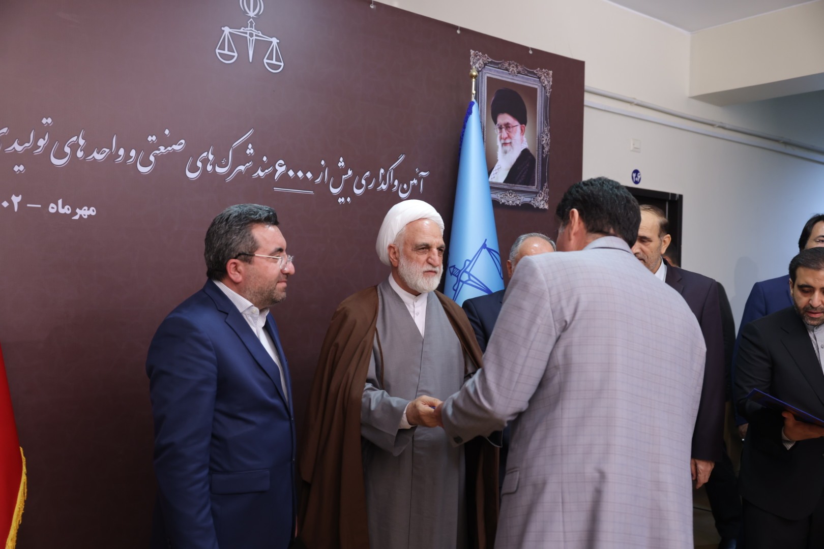 آیین واگذاری بیش از ۶ هزار سند شهرک‌های صنعتی و واحد‌های تولیدی استان آذربایجان شرقی برگزار شد/ این اسناد حدنگاری در ۱۴ شهرک صنعتی و برای ۶ هزار قطعه و با مساحت دو هزار و ۲۲۸ هکتار صادر شده‌اند/ اسناد حدنگاری ۶ نفر از صاحبان این قطعه‌ها امروز به صورت نمادین توسط حجت‌الاسلام والمسلمین محسنی اژه‌ای رئیس دستگاه قضا تحویل داده شد