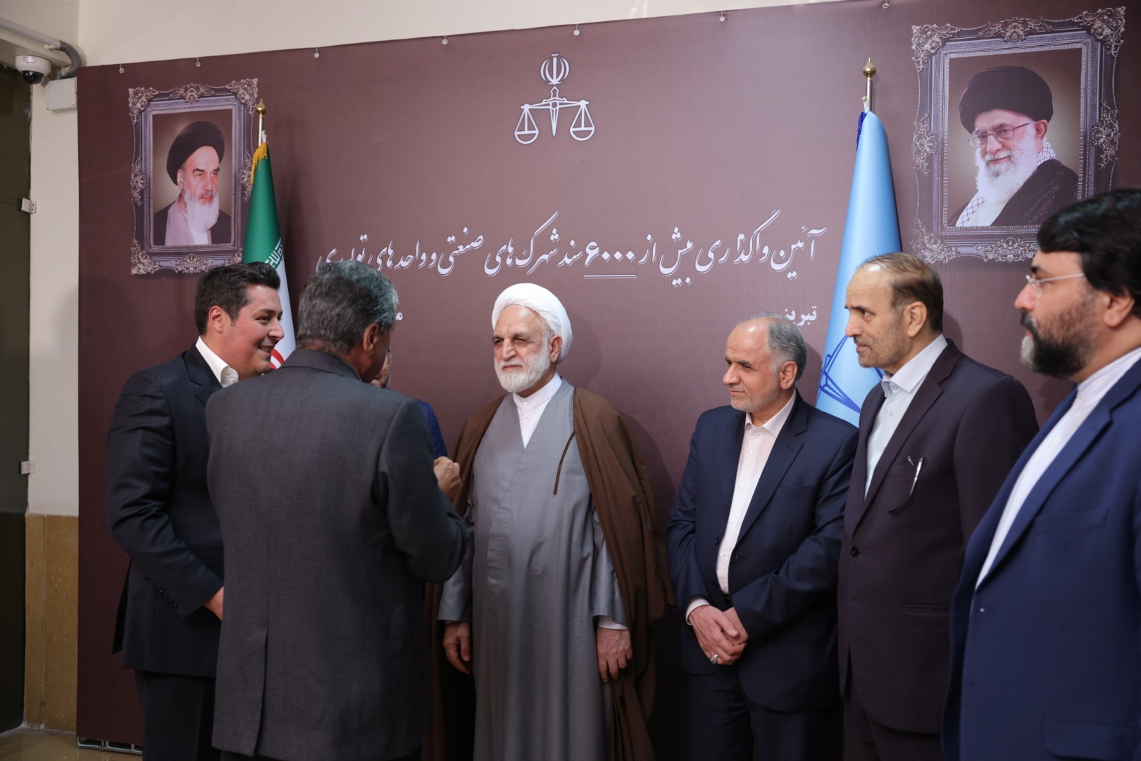 آیین واگذاری بیش از ۶ هزار سند شهرک‌های صنعتی و واحد‌های تولیدی استان آذربایجان شرقی برگزار شد/ این اسناد حدنگاری در ۱۴ شهرک صنعتی و برای ۶ هزار قطعه و با مساحت دو هزار و ۲۲۸ هکتار صادر شده‌اند/ اسناد حدنگاری ۶ نفر از صاحبان این قطعه‌ها امروز به صورت نمادین توسط حجت‌الاسلام والمسلمین محسنی اژه‌ای رئیس دستگاه قضا تحویل داده شد