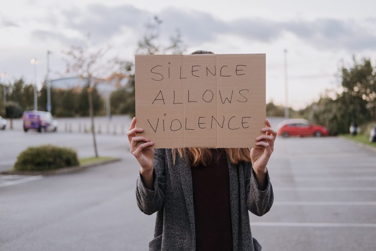 اپیدمی آزار جنسی در اروپا؛ بحران خشونت جنسی علیه زنان و دختران در انگلیس