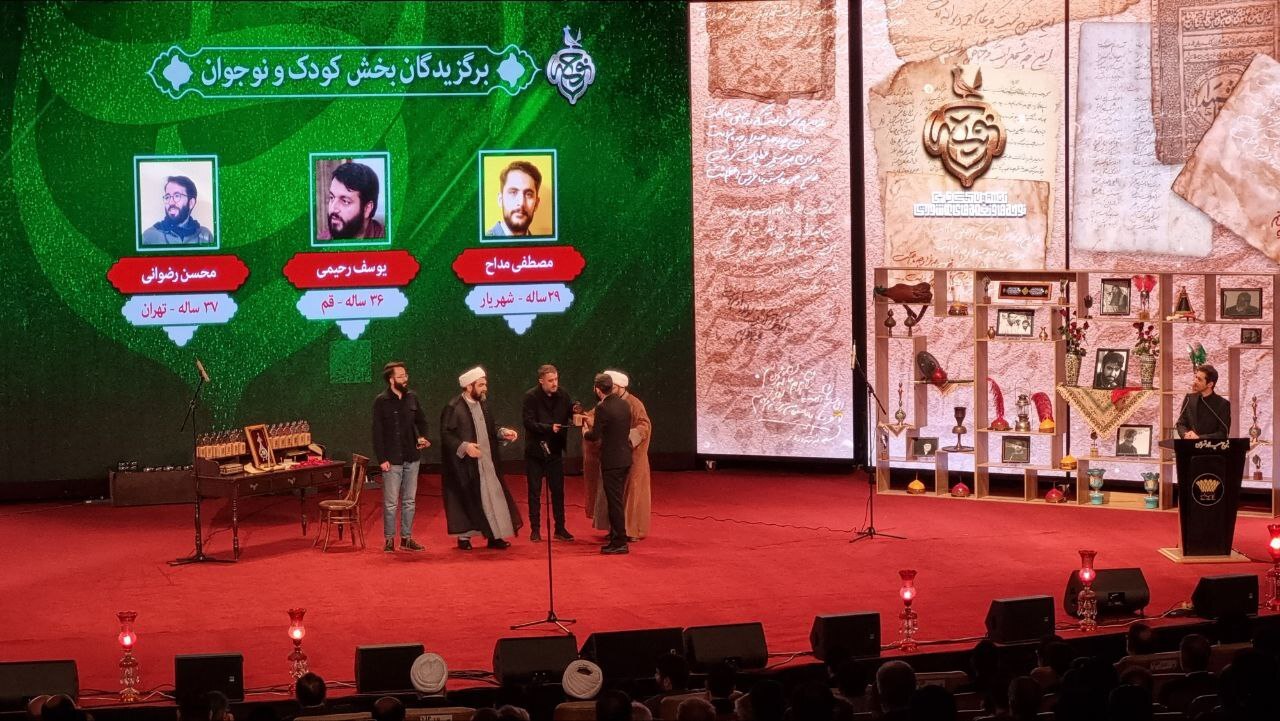 تجلیل از محمدرضا طاهری و ۲۶ برگزیده کنگره ملی نوحه/ مقام معظم رهبری عبای خود را به محمدرضا طاهری اهدا کردند