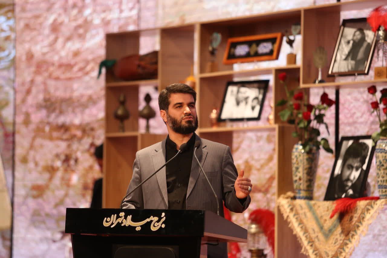 تجلیل از محمدرضا طاهری و ۲۶ برگزیده کنگره ملی نوحه/ مقام معظم رهبری عبای خود را به محمدرضا طاهری اهدا کردند