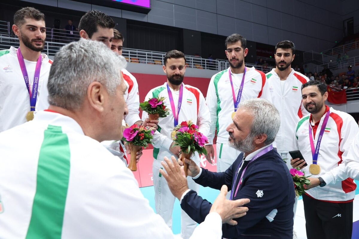 بازی‌های آسیایی هانگژو| حضور پدر معنوی کاروان شهید حججی در مراسم اهدای مدال والیبال + عکس