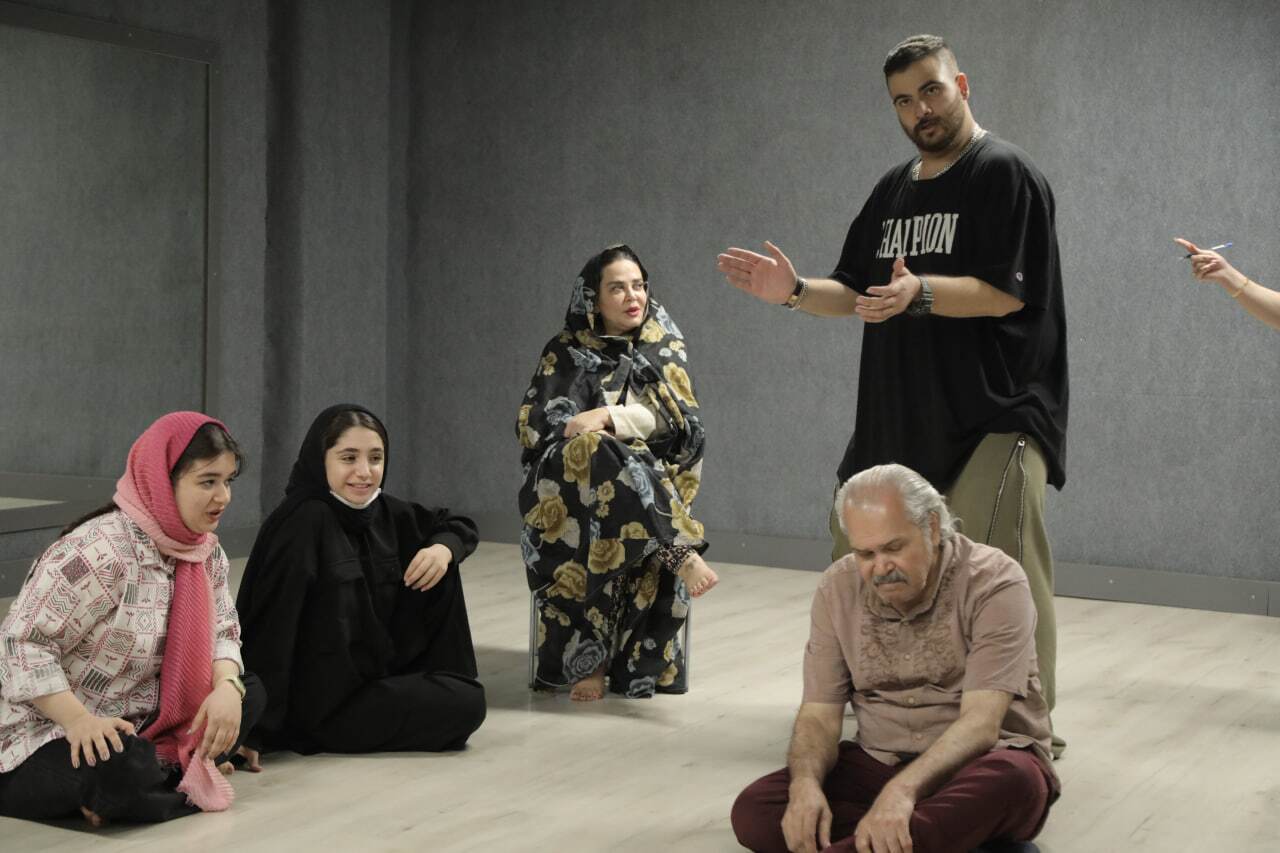 پدیده‌های «عصرجدید» و «خندوانه» در تئاتر کمدی «هوندا آدیداس ۲»/ بلیت‌فروشی آغاز شد