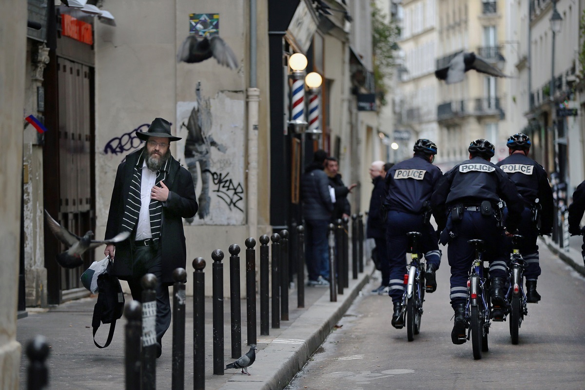 فرانسه ۱۰ هزار نیروی پلیس برای محافظت از اماکن یهودی مستقر می‌کند