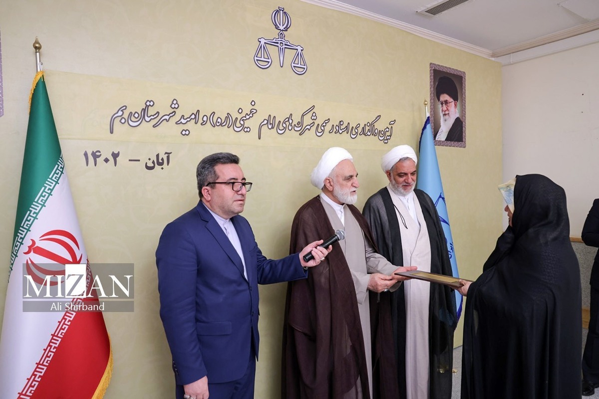 بازدید و نظارت میدانی رئیس قوه قضاییه از دادگاه‌های تجدیدنظر استان کرمان/ حضور رئیس عدلیه در چند جلسه رسیدگی قضایی در استان/ اسناد رسمی مالکیت شهرک‌های امام خمینی (ره) و امید شهرستان بم با حضور حجت‌الاسلام والمسلمین محسنی اژه‌ای به مالکان اهدا شد