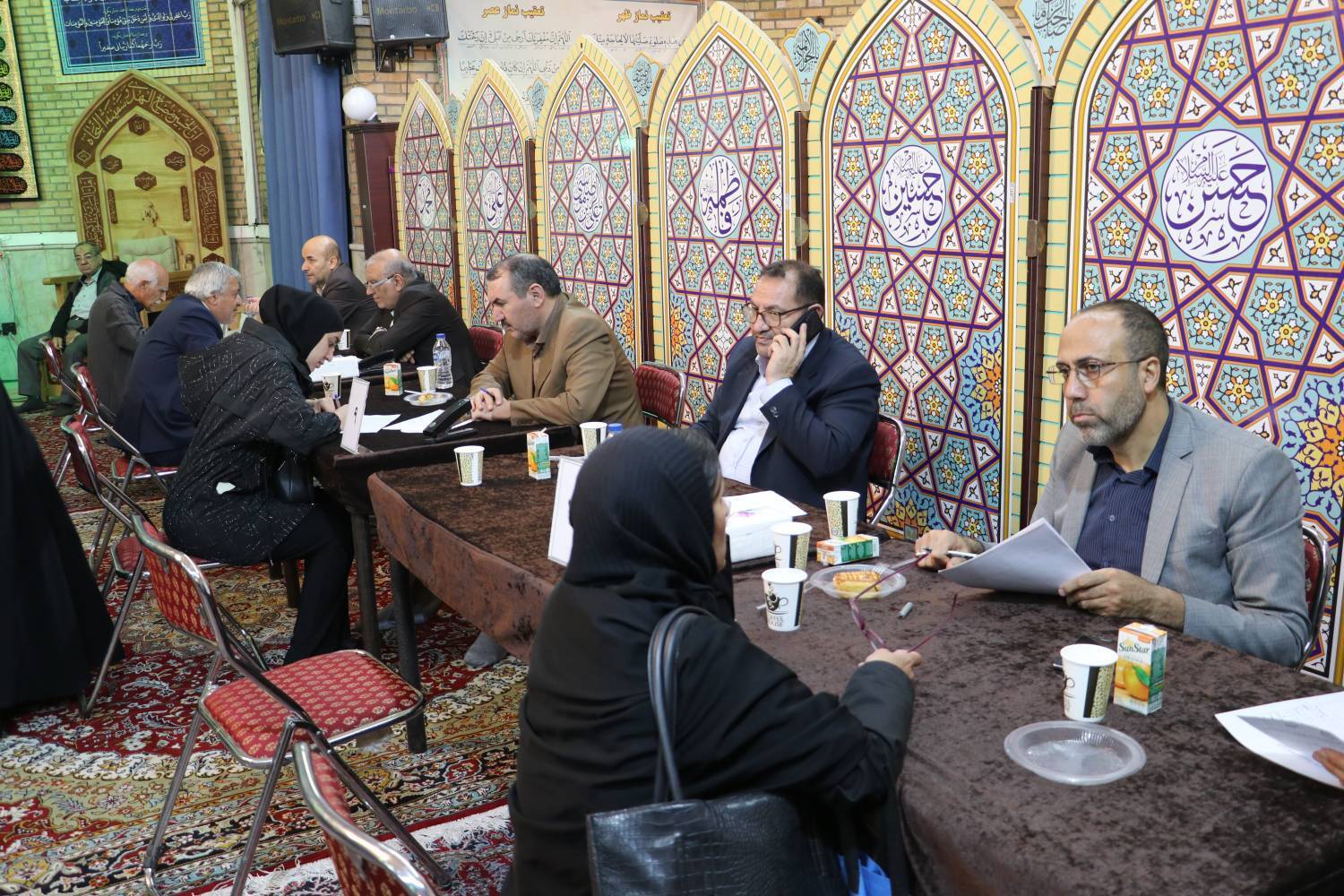 رسیدگی به مطالبات حقوقی و قضایی شهروندان توسط رئیس کل دادگستری و مسئولان ارشد قضایی استان تهران در مسجد امام رضا (ع) / اخذ نظرات مراجعان از کیفیت برگزاری برنامه‌های ملاقات مردمی در ۹ محور