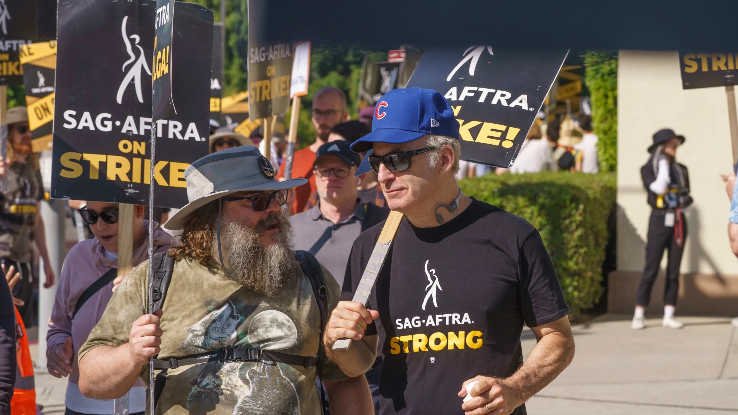 نگاهی به اعتصابات اخیر هالیوود/ از نگرانی درباره هوش مصنوعی تا درخواست حق بیمه و نقش پلتفرم٬ها در کاهش درآمد بازیگران/ زیادهخواهیهای بازیگران هالیوودی نگاهی به اعتصابات اخیر هالیوود/ از نگرانی درباره هوش مصنوعی تا درخواست حق بیمه و نقش پلتفرم٬ها در کاهش درآمد بازیگران/ زیادهخواهیهای بازیگران هالیوودی