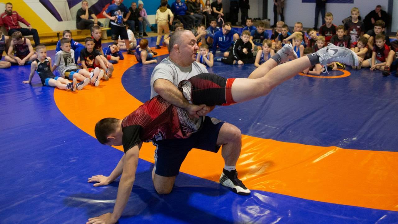 حضور بزرگان کشتی دنیا در مسابقات بین‌المللی قدرت سنت + عکس