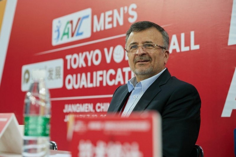 موانع پیش روی داورزنی برای بقا روی صندلی فدراسیون والیبال/ از بازنشستگی تا شرط سنی