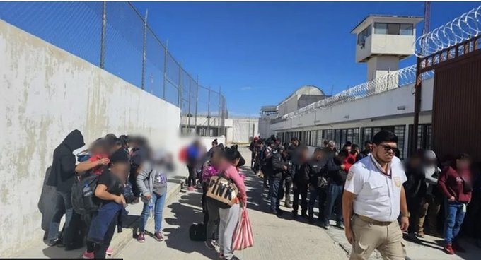 کشف ۱۲۳ پناهجوی به دام افتاده در یک کامیون در مکزیک کشف ۱۲۳ پناهجوی به دام افتاده در یک کامیون در مکزیک