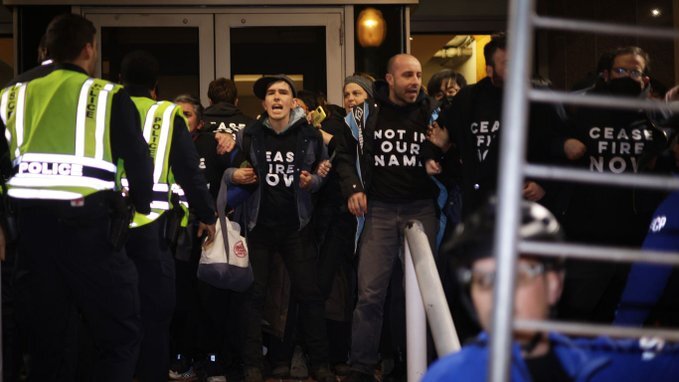 درگیری پلیس با معترضان در مقابل دفتر مرکزی حزب دموکرات آمریکا