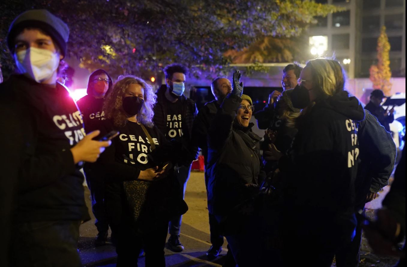 درگیری پلیس با معترضان در مقابل دفتر مرکزی حزب دموکرات آمریکا